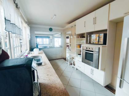 Espaçosa Casa Sobrado à Venda com 6 Dormitórios (5 Suítes) e Piscina - 314m²