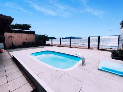 Espaçosa Casa Sobrado à Venda com 6 Dormitórios (5 Suítes) e Piscina - 314m²