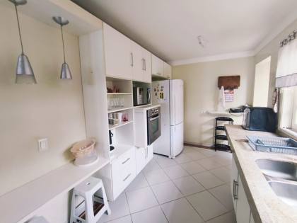 Espaçosa Casa Sobrado à Venda com 6 Dormitórios (5 Suítes) e Piscina - 314m²