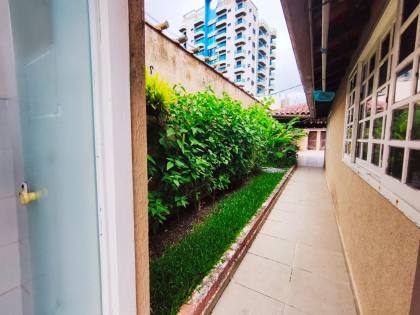 Espaçosa Casa Sobrado à Venda com 6 Dormitórios (5 Suítes) e Piscina - 314m²