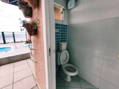Espaçosa Casa Sobrado à Venda com 6 Dormitórios (5 Suítes) e Piscina - 314m²