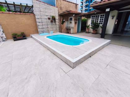Espaçosa Casa Sobrado à Venda com 6 Dormitórios (5 Suítes) e Piscina - 314m²