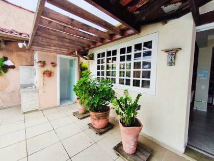 Espaçosa Casa Sobrado à Venda com 6 Dormitórios (5 Suítes) e Piscina - 314m²