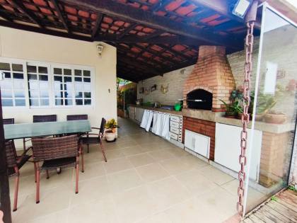 Espaçosa Casa Sobrado à Venda com 6 Dormitórios (5 Suítes) e Piscina - 314m²