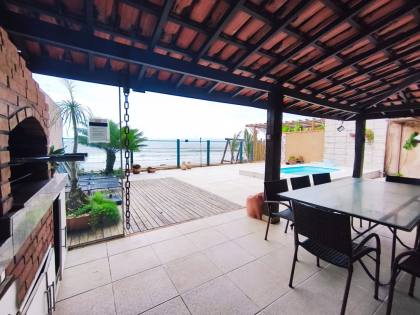 Espaçosa Casa Sobrado à Venda com 6 Dormitórios (5 Suítes) e Piscina - 314m²