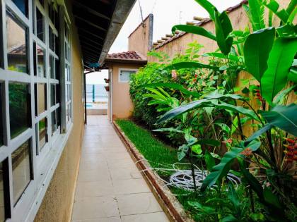 Espaçosa Casa Sobrado à Venda com 6 Dormitórios (5 Suítes) e Piscina - 314m²