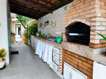 Espaçosa Casa Sobrado à Venda com 6 Dormitórios (5 Suítes) e Piscina - 314m²