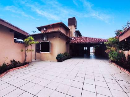 Espaçosa Casa Sobrado à Venda com 6 Dormitórios (5 Suítes) e Piscina - 314m²