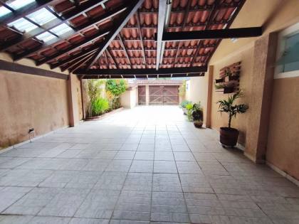 Espaçosa Casa Sobrado à Venda com 6 Dormitórios (5 Suítes) e Piscina - 314m²