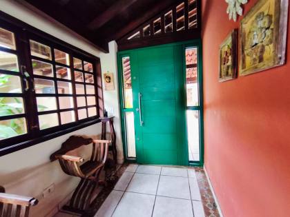 Espaçosa Casa Sobrado à Venda com 6 Dormitórios (5 Suítes) e Piscina - 314m²