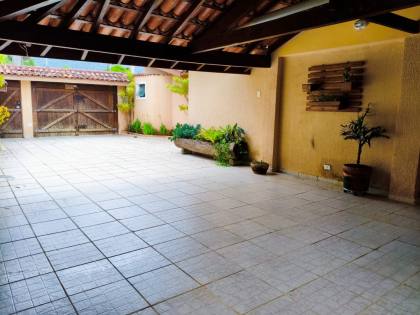Espaçosa Casa Sobrado à Venda com 6 Dormitórios (5 Suítes) e Piscina - 314m²
