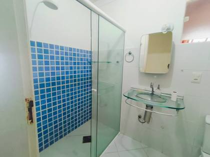 Espaçosa Casa Sobrado à Venda com 6 Dormitórios (5 Suítes) e Piscina - 314m²
