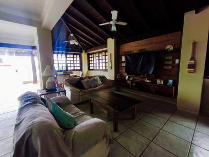 Espaçosa Casa Sobrado à Venda com 6 Dormitórios (5 Suítes) e Piscina - 314m²