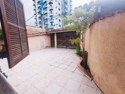 Espaçosa Casa Sobrado à Venda com 6 Dormitórios (5 Suítes) e Piscina - 314m²