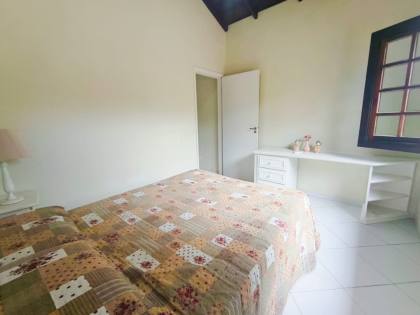 Espaçosa Casa Sobrado à Venda com 6 Dormitórios (5 Suítes) e Piscina - 314m²