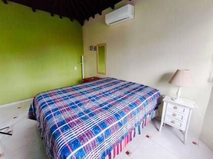 Espaçosa Casa Sobrado à Venda com 6 Dormitórios (5 Suítes) e Piscina - 314m²