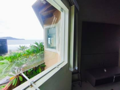 Espaçosa Casa Sobrado à Venda com 6 Dormitórios (5 Suítes) e Piscina - 314m²