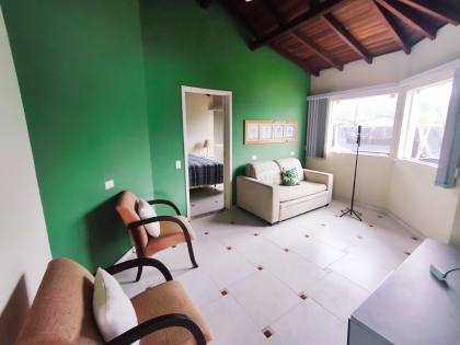 Espaçosa Casa Sobrado à Venda com 6 Dormitórios (5 Suítes) e Piscina - 314m²