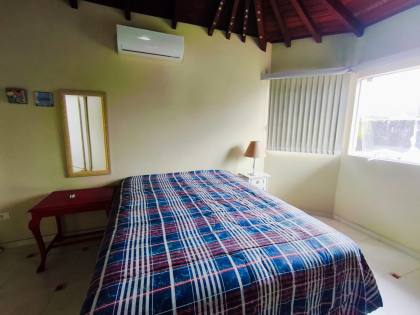 Espaçosa Casa Sobrado à Venda com 6 Dormitórios (5 Suítes) e Piscina - 314m²