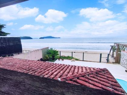 Espaçosa Casa Sobrado à Venda com 6 Dormitórios (5 Suítes) e Piscina - 314m²