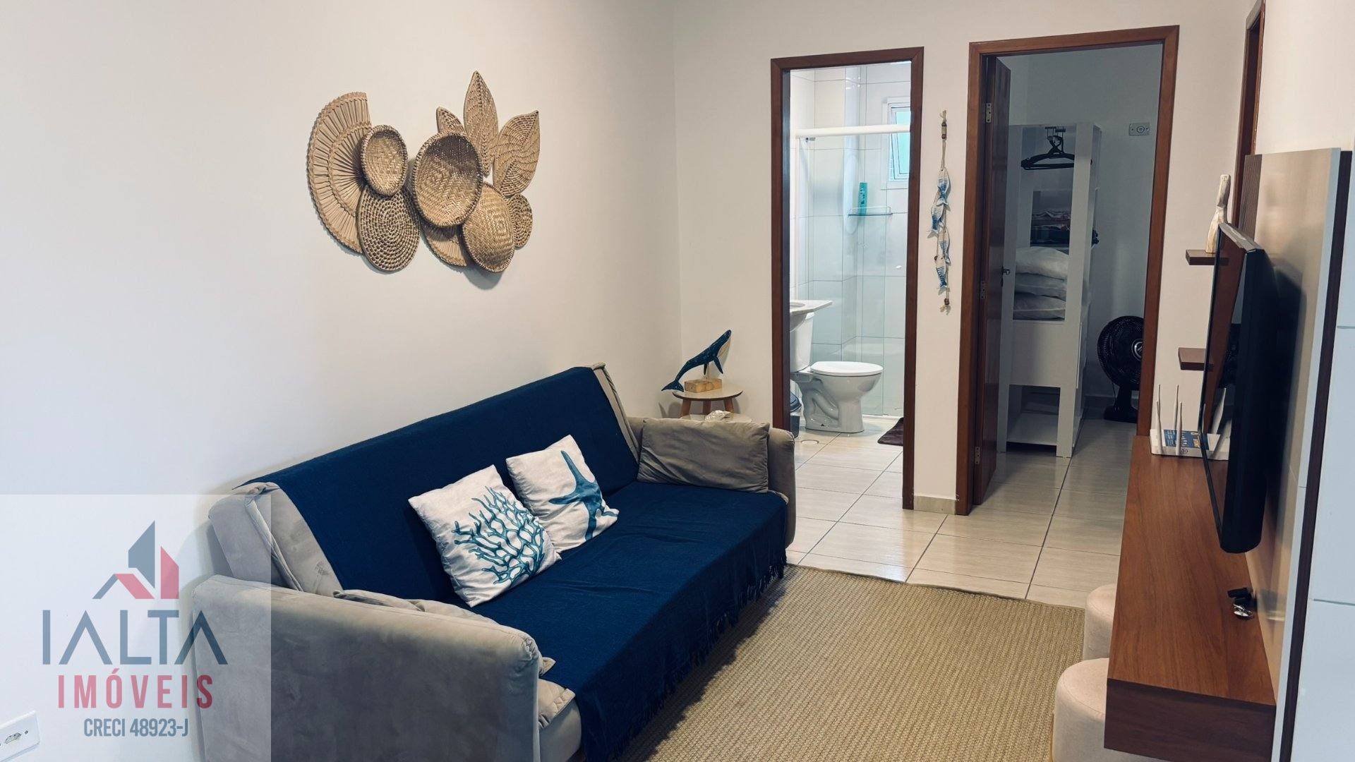 More a Poucos Passos do Mar: Apartamento com 2 Dormitórios no Itaguá