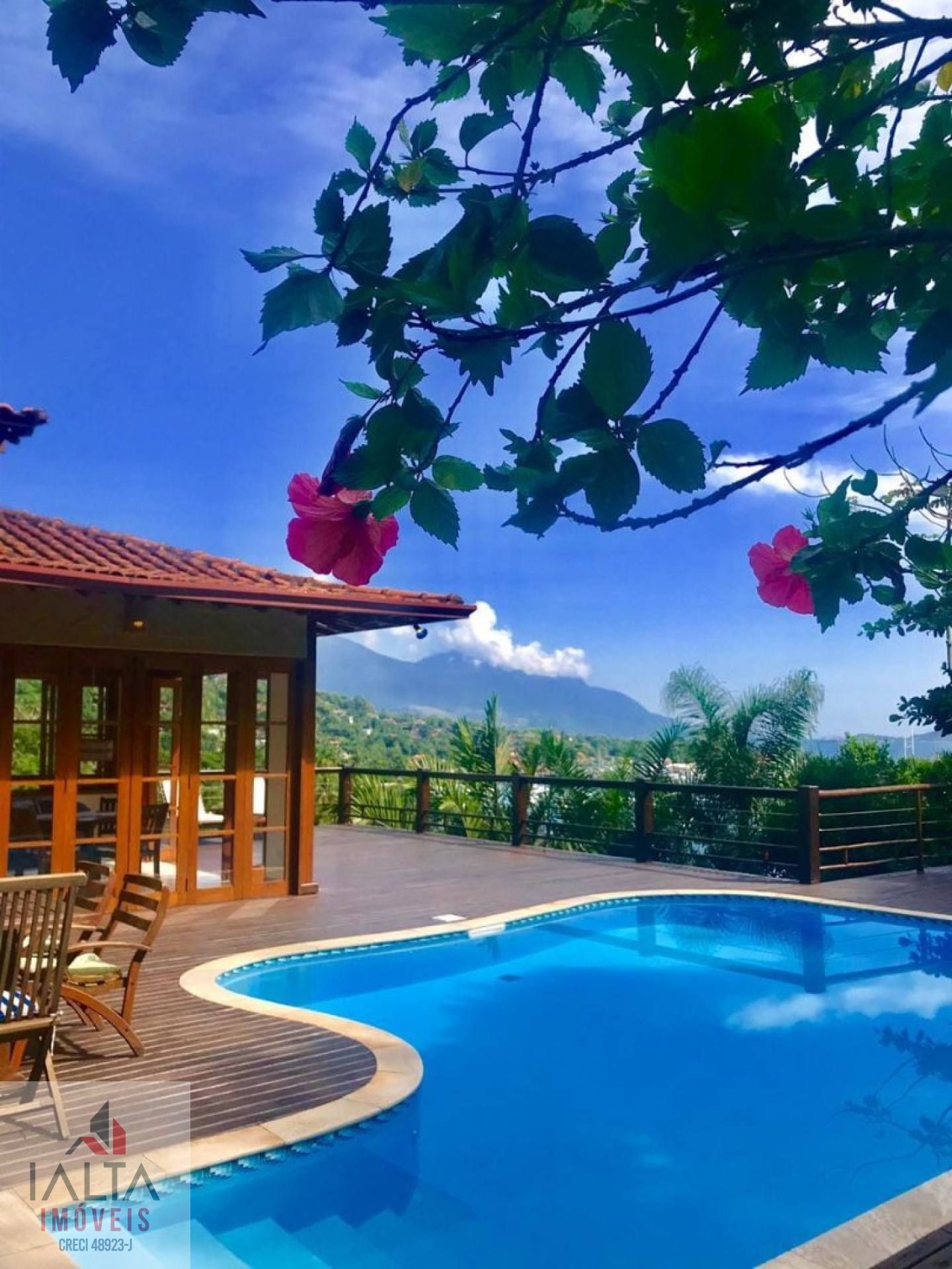 Casa de Luxo à venda em Ilhabela com 8 Suítes e Vista Panorâmica para o Mar