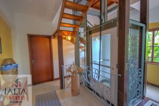 Casa de Luxo à venda em Ilhabela com 8 Suítes e Vista Panorâmica para o Mar