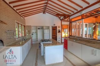 Casa de Luxo à venda em Ilhabela com 8 Suítes e Vista Panorâmica para o Mar