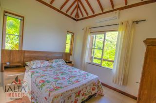 Casa de Luxo à venda em Ilhabela com 8 Suítes e Vista Panorâmica para o Mar