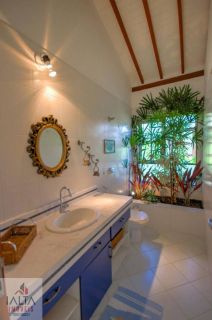 Casa de Luxo à venda em Ilhabela com 8 Suítes e Vista Panorâmica para o Mar
