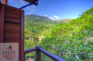 Casa de Luxo à venda em Ilhabela com 8 Suítes e Vista Panorâmica para o Mar