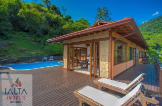 Casa de Luxo à venda em Ilhabela com 8 Suítes e Vista Panorâmica para o Mar