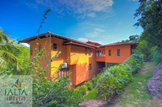 Casa de Luxo à venda em Ilhabela com 8 Suítes e Vista Panorâmica para o Mar