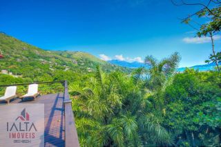 Casa de Luxo à venda em Ilhabela com 8 Suítes e Vista Panorâmica para o Mar
