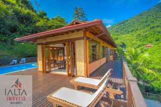 Casa de Luxo à venda em Ilhabela com 8 Suítes e Vista Panorâmica para o Mar