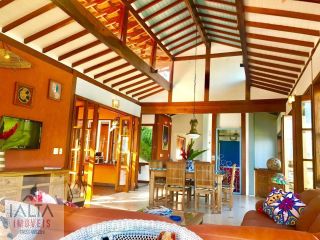 Casa de Luxo à venda em Ilhabela com 8 Suítes e Vista Panorâmica para o Mar