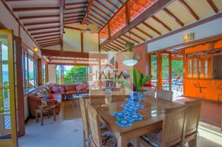 Casa de Luxo à venda em Ilhabela com 8 Suítes e Vista Panorâmica para o Mar