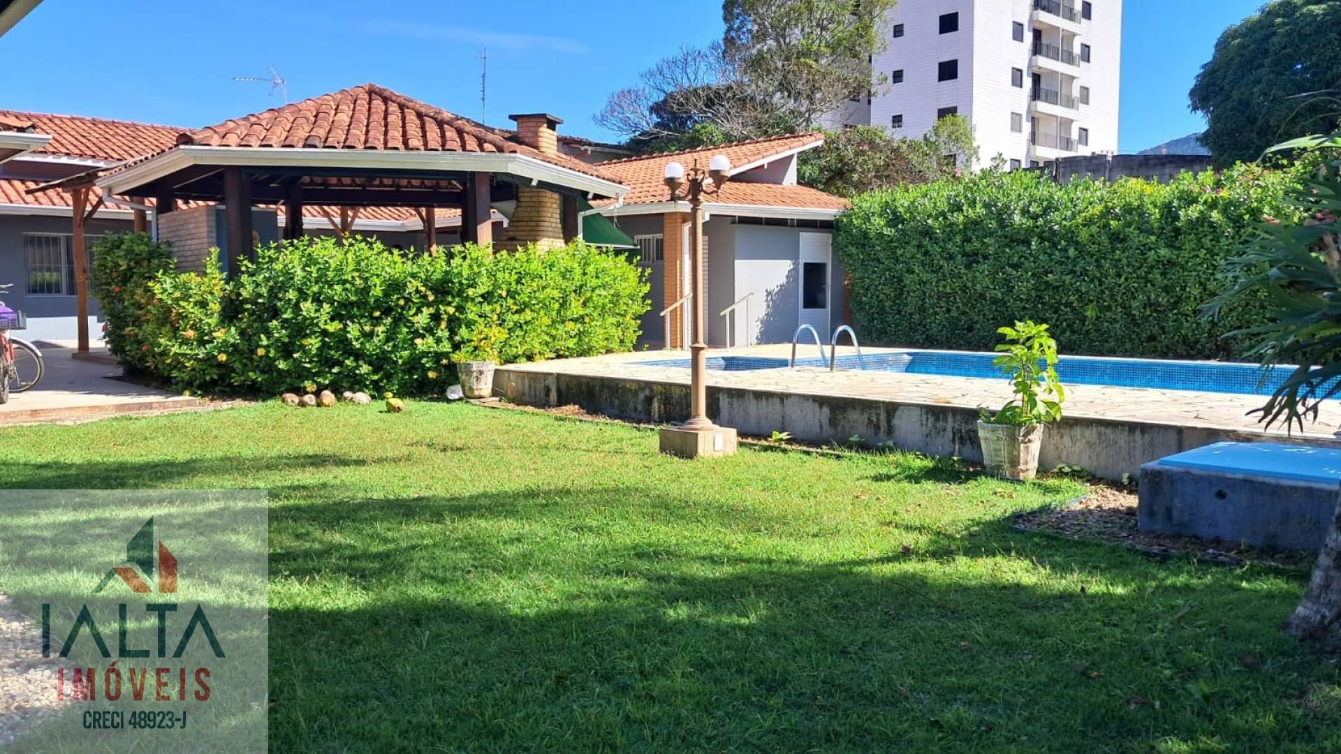 Casa de Alto Padrão à venda em Caraguatatuba com 4 suítes, piscina e 5 vagas na MARTIM DE SÁ