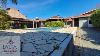 Casa de Alto Padrão à venda em Caraguatatuba com 4 suítes, piscina e 5 vagas na MARTIM DE SÁ