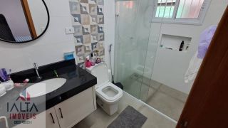 Casa de Alto Padrão à venda em Caraguatatuba com 4 suítes, piscina e 5 vagas na MARTIM DE SÁ