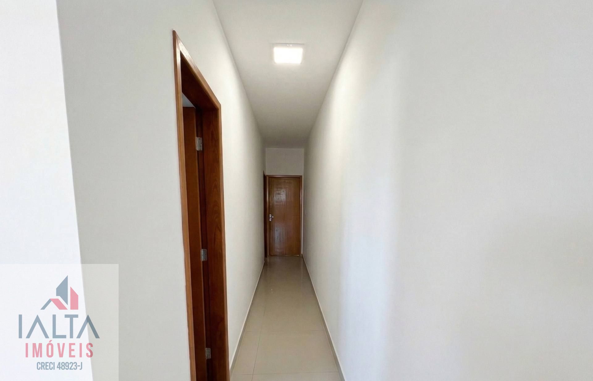 Casa à venda no Jardim das Palmeiras – Caraguatatuba com 2 quartos (1 suíte) e quintal privativo