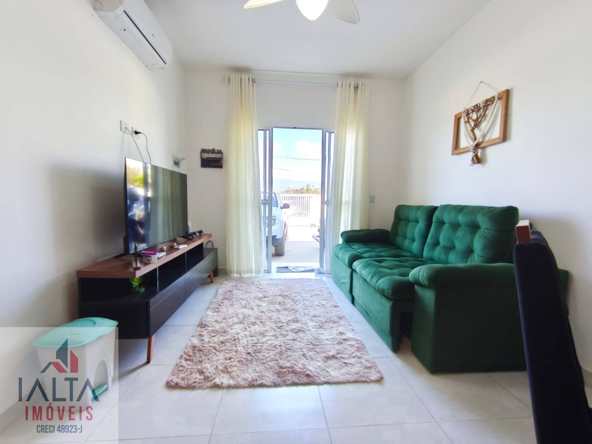 Casa à venda no Balneário dos Golfinhos com 2 quartos, com suíte e churrasqueira privativa