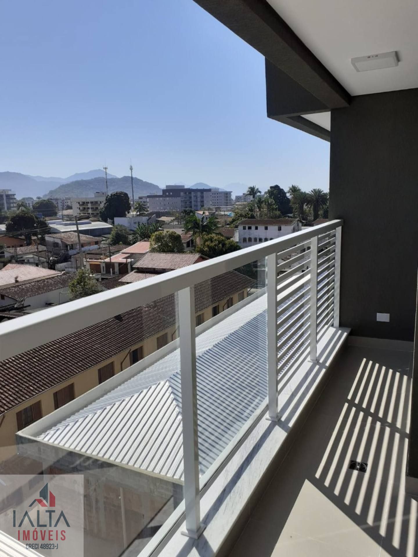 Apto semi novo, andar alto, 2 suites, lavabo, varanda gourmet, garagem coberta, área de lazer no terraço.