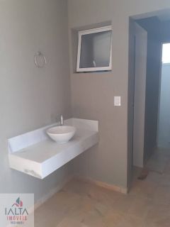 Apto semi novo, andar alto, 2 suites, lavabo, varanda gourmet, garagem coberta, área de lazer no terraço.