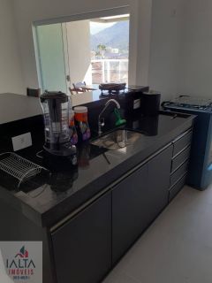 Apto semi novo, andar alto, 2 suites, lavabo, varanda gourmet, garagem coberta, área de lazer no terraço.