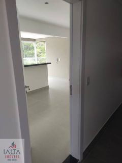 Cobertura tipo studio novíssimo, com área de 60m2 privativos, 1 vaga coberta, condomínio com piscina