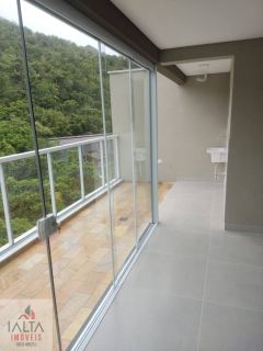 Cobertura tipo studio novíssimo, com área de 60m2 privativos, 1 vaga coberta, condomínio com piscina
