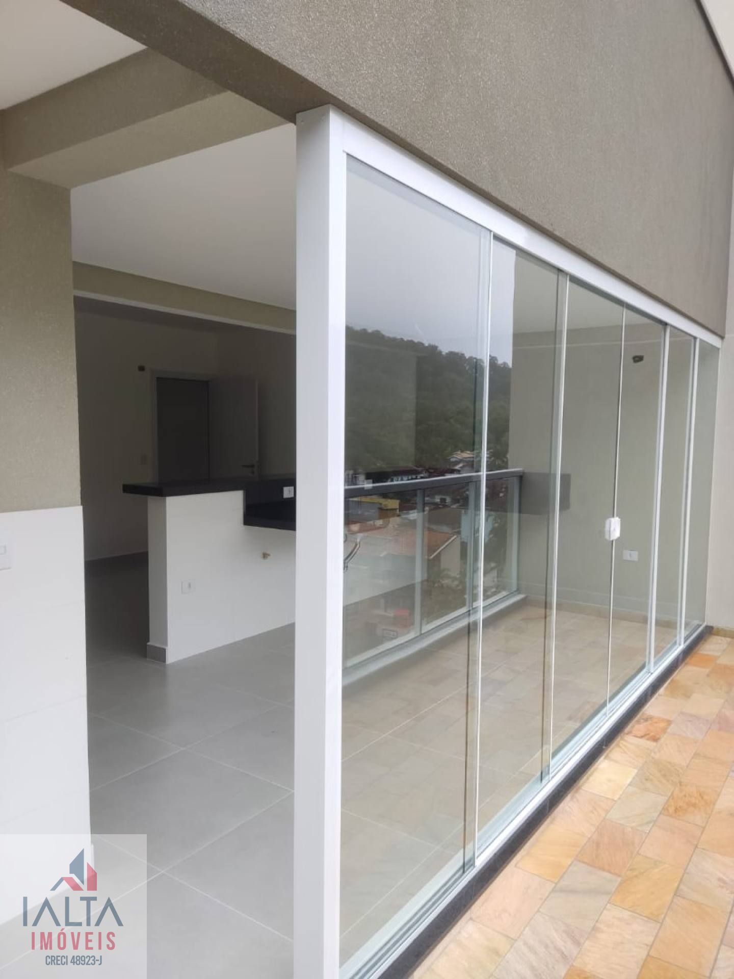 Cobertura tipo studio novíssimo, com área de 60m2 privativos, 1 vaga coberta, condomínio com piscina