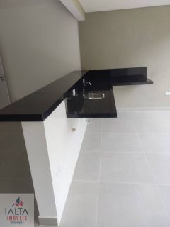 Cobertura tipo studio novíssimo, com área de 60m2 privativos, 1 vaga coberta, condomínio com piscina