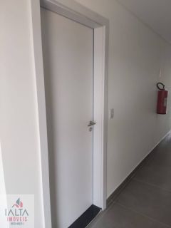 Cobertura tipo studio novíssimo, com área de 60m2 privativos, 1 vaga coberta, condomínio com piscina